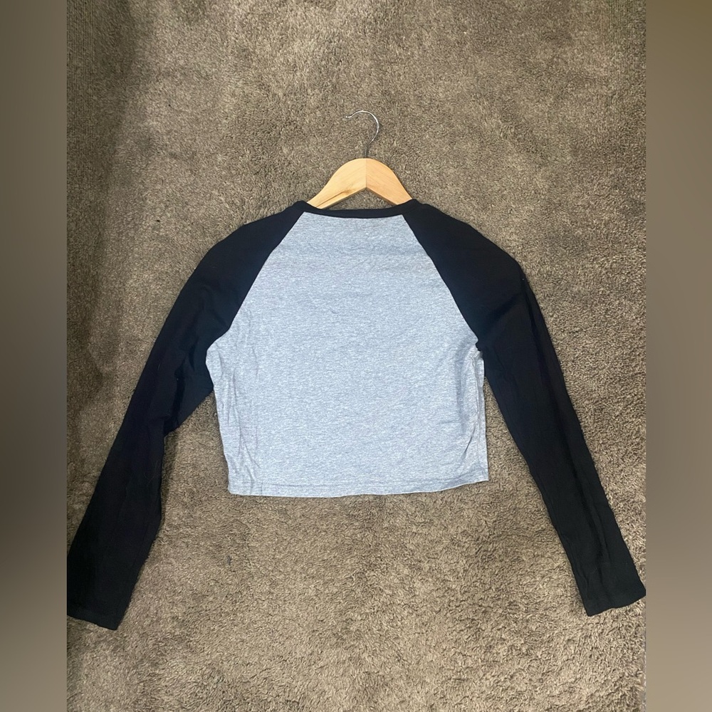 Gray and black crop top long sleeve size medium